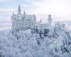It could be visited throughout the year as it looks beautiful whether it is covered with snow or glowing with the hot sun. But it's better to avoid vi